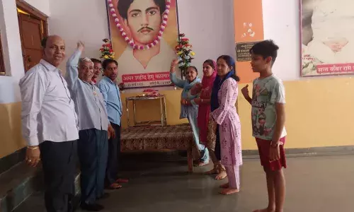 शहीद दिवस पर दीप प्रज्वलित कर पुष्पांजलि सभा, मरीजों को बांटे बिस्किट