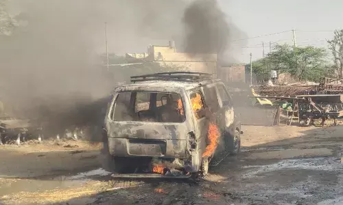 इको गाड़ी में शॉर्ट सर्किट से   लगी आग, एक व्यक्ति झुलसा