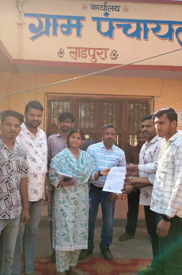 ग्रामीणों ने विकास अधिकारी को दिया ज्ञापन
