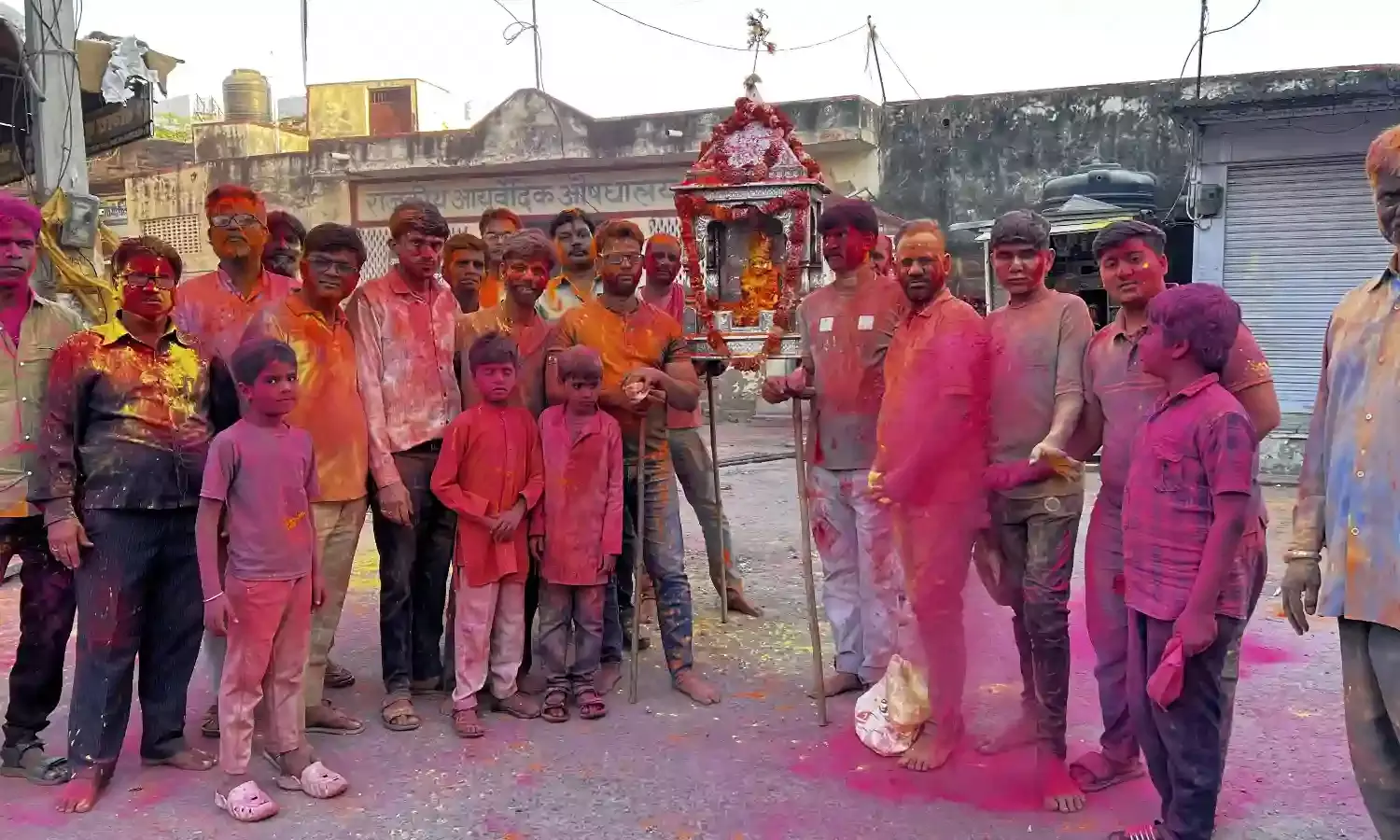 भगवान श्री चारभूजा नाथ के संग खेली होली