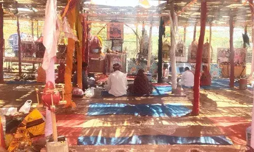 नव कुण्डीय यज्ञ की पूजा व हवन में दी आहुतियां