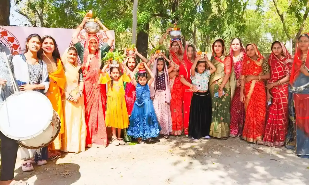 ढोल नगाड़ों के साथ महिलाओं ने सिर पर धारण किया सेवरा