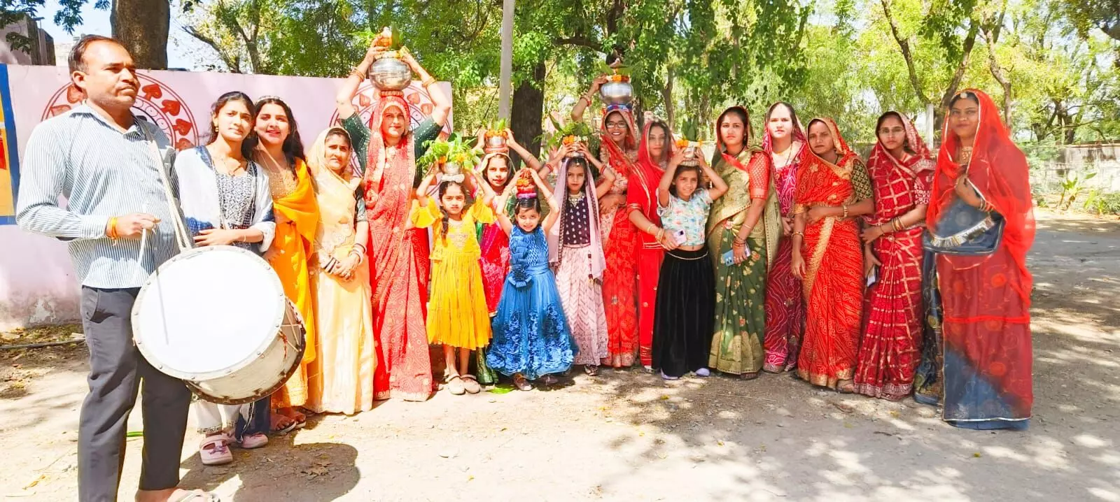ढोल नगाड़ों के साथ महिलाओं ने सिर पर धारण किया सेवरा