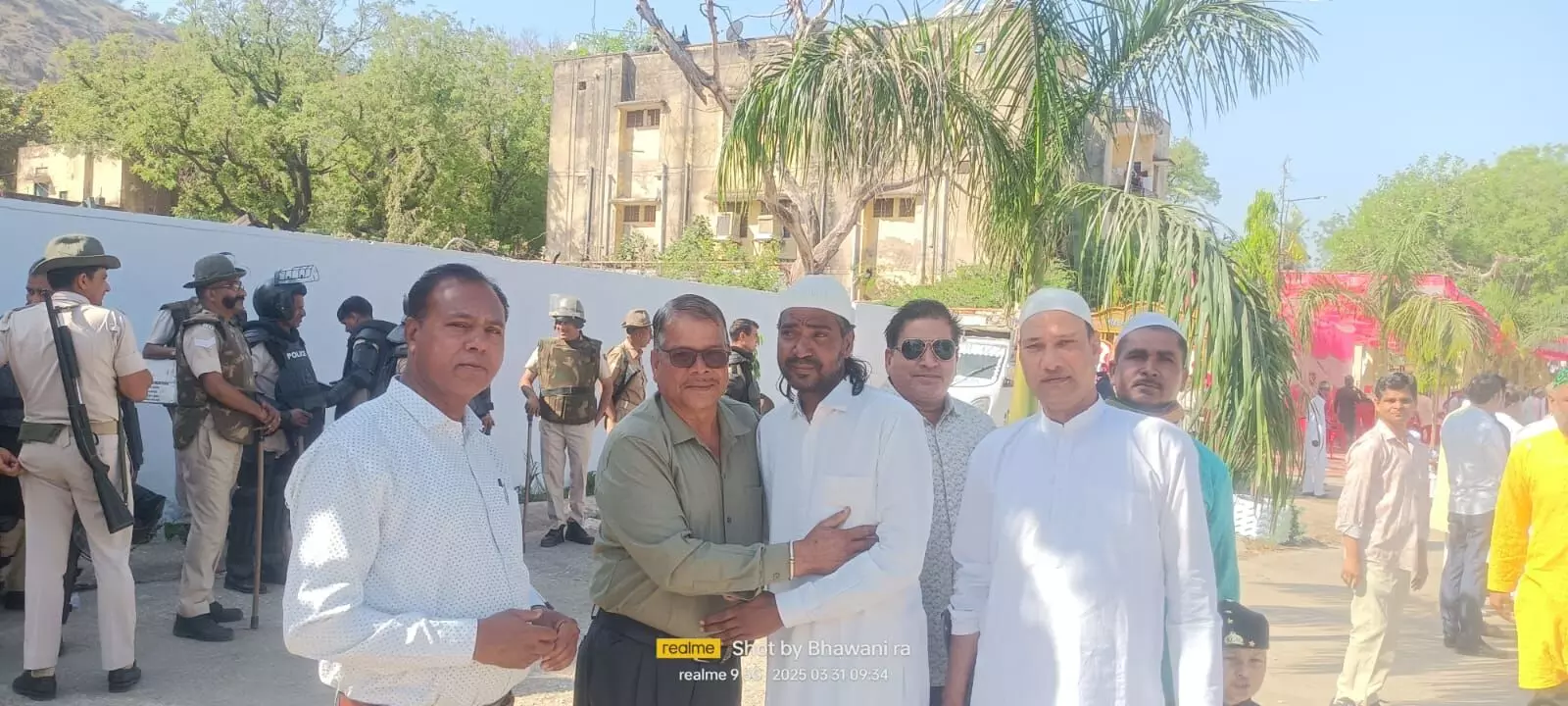 ईदगाह पहुंच अंबेडकर विचार मंच व कांग्रेस नेताओं ने गले लगाकर दी ईद की मुबारकबाद ईदगाह पहुंच अंबेडकर विचार मंच व कांग्रेस नेताओं ने गले लगाकर दी ईद की मुबारकबाद