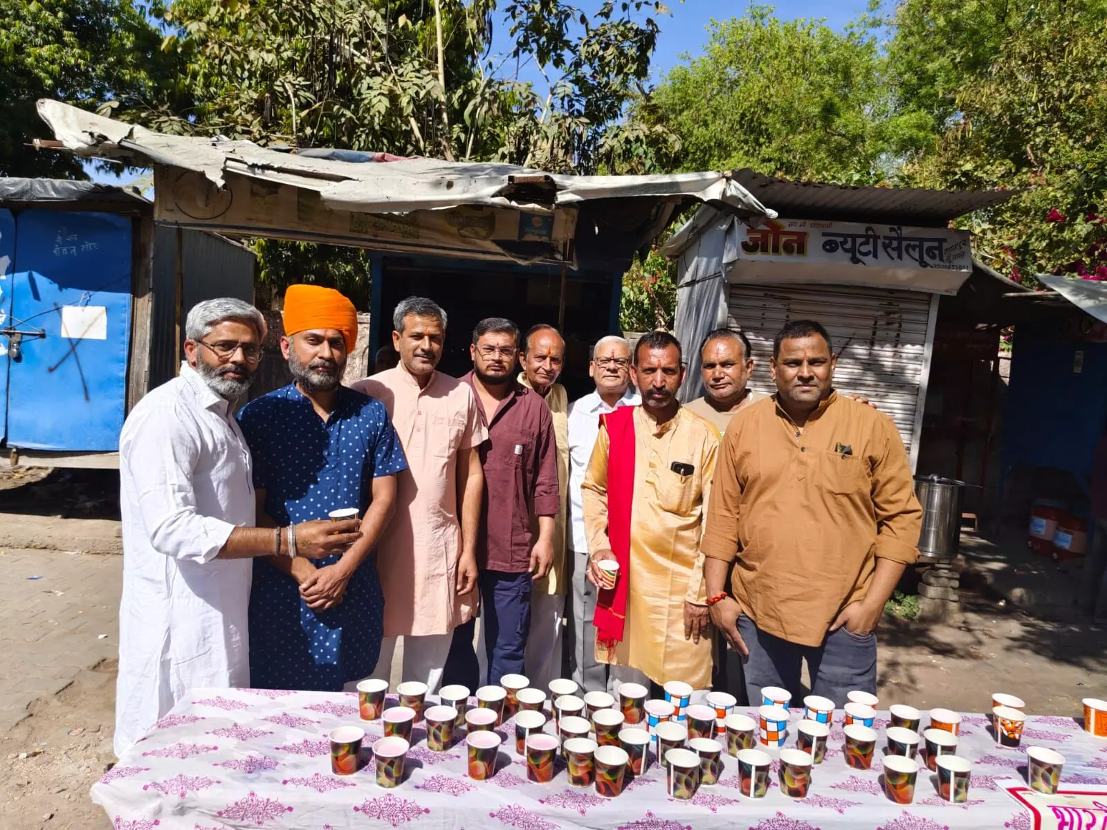 नव वर्ष पर मिल्क रोज वितरण