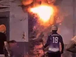 गोदाम में शॉर्ट सर्किट के कारण लगी भीषण आग, लाखों का सामान जलकर राख गोदाम में शॉर्ट सर्किट के कारण लगी भीषण आग, लाखों का सामान जलकर राख