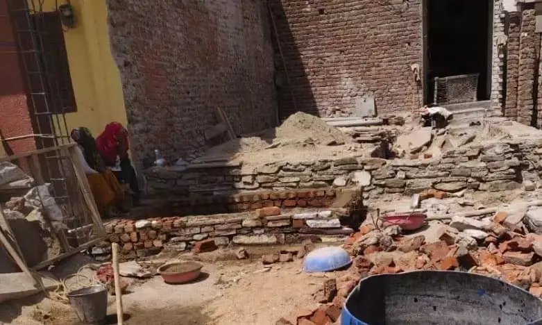चौपाल पर किया अतिक्रमण, पंचायत ने रूकवाया