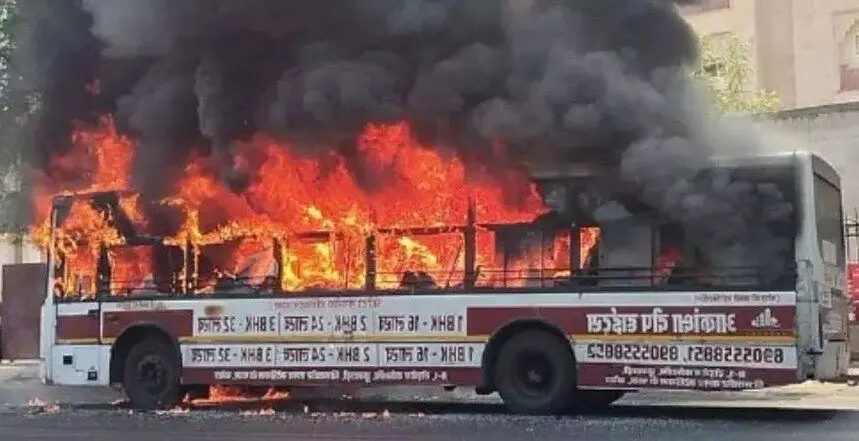 सड़क पर दोड़ती लो फ्लोर बस में आग लगी, मचा हड़कंप सड़क पर दोड़ती लो फ्लोर बस में आग लगी, मचा हड़कंप
