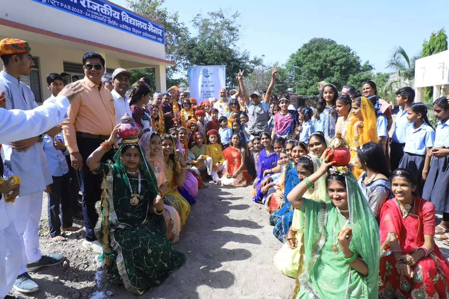 ग्रीन पीपल समिति एवं फ्रांसीसी दल का बर्ड विलेज मेनार में भ्रमण ग्रीन पीपल समिति एवं फ्रांसीसी दल का बर्ड विलेज मेनार में भ्रमण