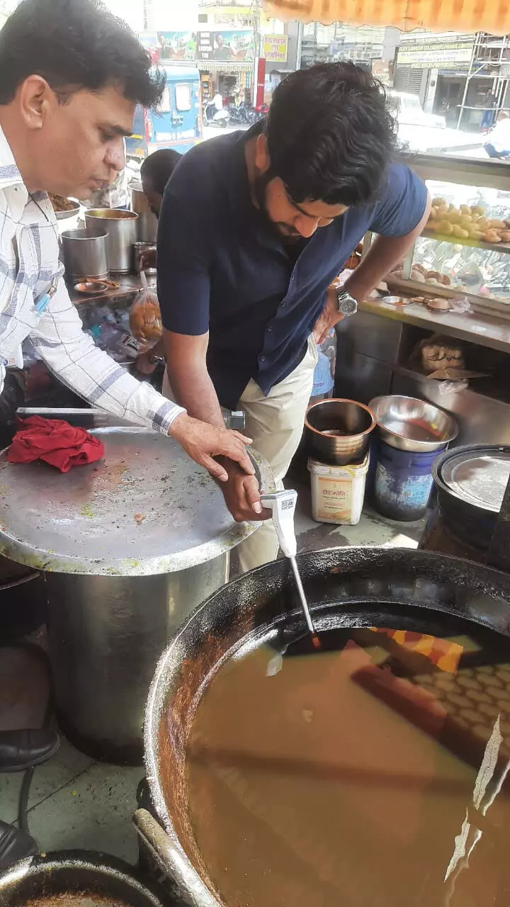 शुद्ध आहार उत्पाद पर युद्ध अभियान के गुणवत्ता औचक निरीक्षण कर जॉनी खाद्य तेल की गुणवत्ता शुद्ध आहार उत्पाद पर युद्ध अभियान के गुणवत्ता औचक निरीक्षण कर जॉनी खाद्य तेल की गुणवत्ता