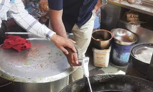 शुद्ध आहार उत्पाद पर युद्ध अभियान के गुणवत्ता औचक निरीक्षण कर जॉनी खाद्य तेल की गुणवत्ता शुद्ध आहार उत्पाद पर युद्ध अभियान के गुणवत्ता औचक निरीक्षण कर जॉनी खाद्य तेल की गुणवत्ता