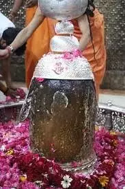 चैत्र नवरात्रि की महाष्टमी पर नोटों की माला पहनकर शृंगारित हुए बाबा चैत्र नवरात्रि की महाष्टमी पर नोटों की माला पहनकर शृंगारित हुए बाबा