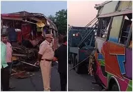 मिनी बस ने खड़े ट्रक को मारी टक्कर , पांच लोगों की मौत मिनी बस ने खड़े ट्रक को मारी टक्कर , पांच लोगों की मौत