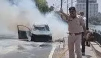 चलती कार में लगी भीषण आग, चालक ने कूदकर बचाई अपनी जान चलती कार में लगी भीषण आग, चालक ने कूदकर बचाई अपनी जान
