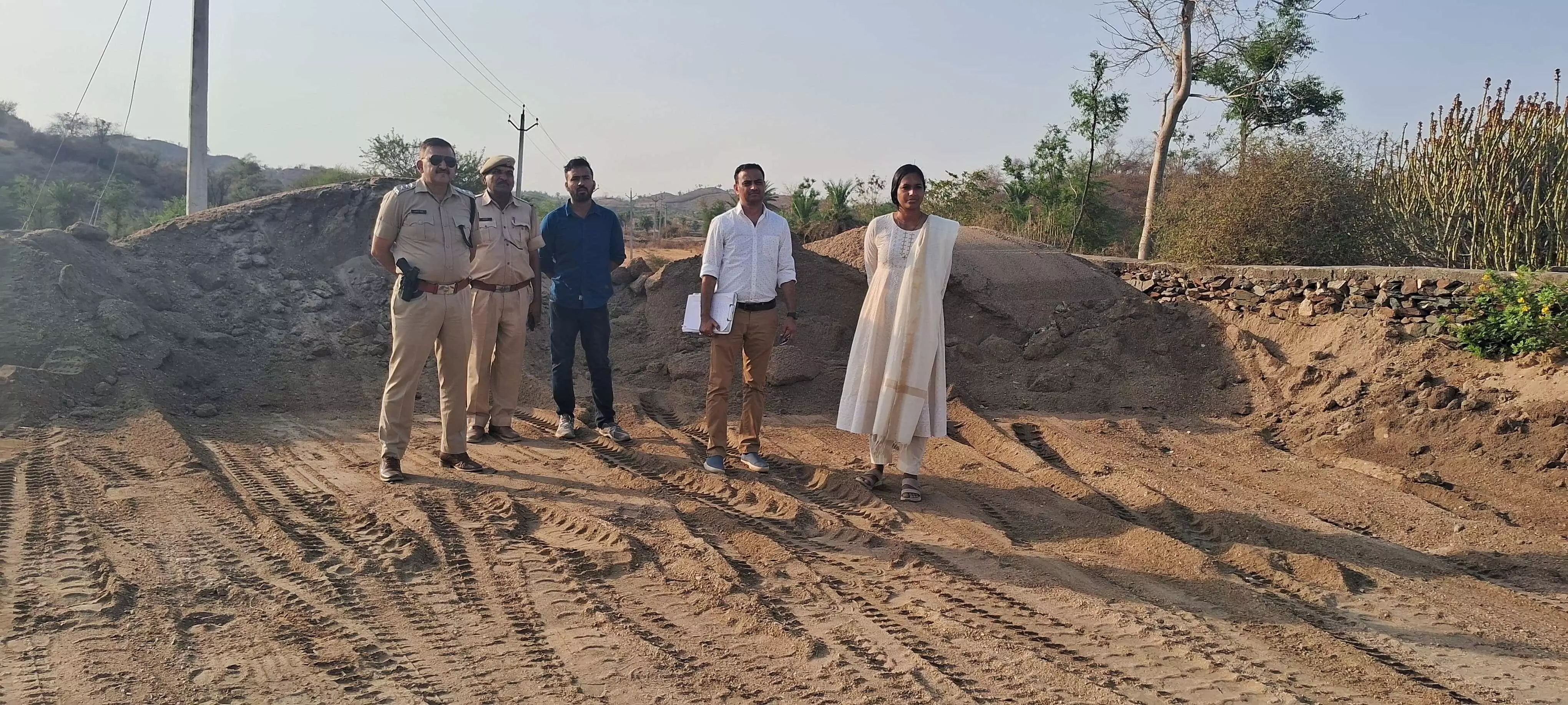 दो जेसीबी सहित 12 वाहन और भारी मात्रा में बजरी सीज दो जेसीबी सहित 12 वाहन और भारी मात्रा में बजरी सीज