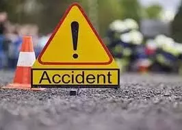 पिकअप अनियंत्रित होकर पलटी, 22 लोग घायल पिकअप अनियंत्रित होकर पलटी, 22 लोग घायल