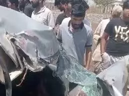 बस कार की टक्कर, युवक की मौत, पांच घायल बस कार की टक्कर, युवक की मौत, पांच घायल