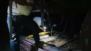 सीतापुर में इमरजेंसी ब्रेक लगाने पर पटरी से उतरे मालगाड़ी के दो डिब्बे , गोवंश के टकराने से हुआ हादसा सीतापुर में इमरजेंसी ब्रेक लगाने पर पटरी से उतरे मालगाड़ी के दो डिब्बे , गोवंश के टकराने से हुआ हादसा