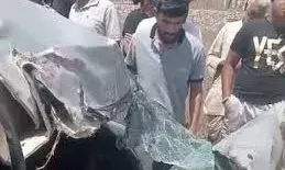 बस   कार की  टक्कर, युवक की मौत, पांच   घायल