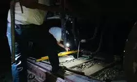 सीतापुर में इमरजेंसी ब्रेक लगाने पर पटरी से उतरे मालगाड़ी के दो डिब्बे , गोवंश के टकराने से हुआ हादसा