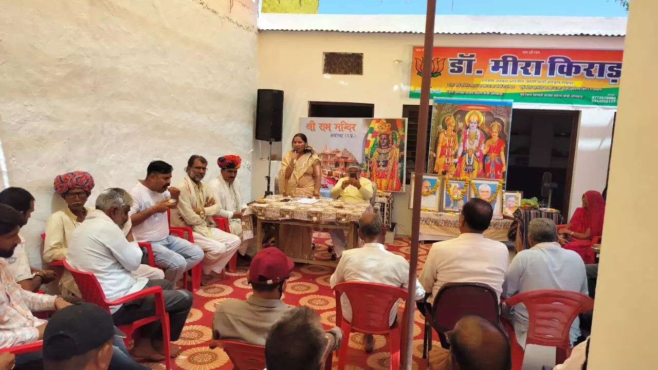 रायपुर में कार्यकर्ताओं ने महापुरुषों को किया नमन, मिठाई बांटी रायपुर में कार्यकर्ताओं ने महापुरुषों को किया नमन, मिठाई बांटी