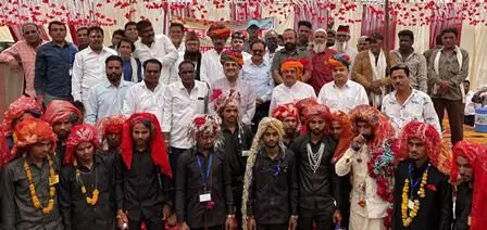 शादी के पवित्र बन्धन में बंधे 26 जोड़े