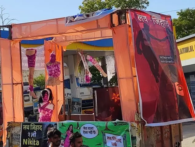 गंगापुर में रामनवमी पर भगवान श्रीराम की निकली शोभायात्रा ,लव जिहाद की झांकी रही आकर्षण का केंद्र गंगापुर में रामनवमी पर भगवान श्रीराम की निकली शोभायात्रा ,लव जिहाद की झांकी रही आकर्षण का केंद्र