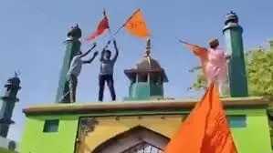 सिकंदरा में गाजी मियां की दरगाह पर लहराया भगवा झंडा,फोर्स के साथ मौके पर सिकंदरा में गाजी मियां की दरगाह पर लहराया भगवा झंडा,फोर्स के साथ मौके पर