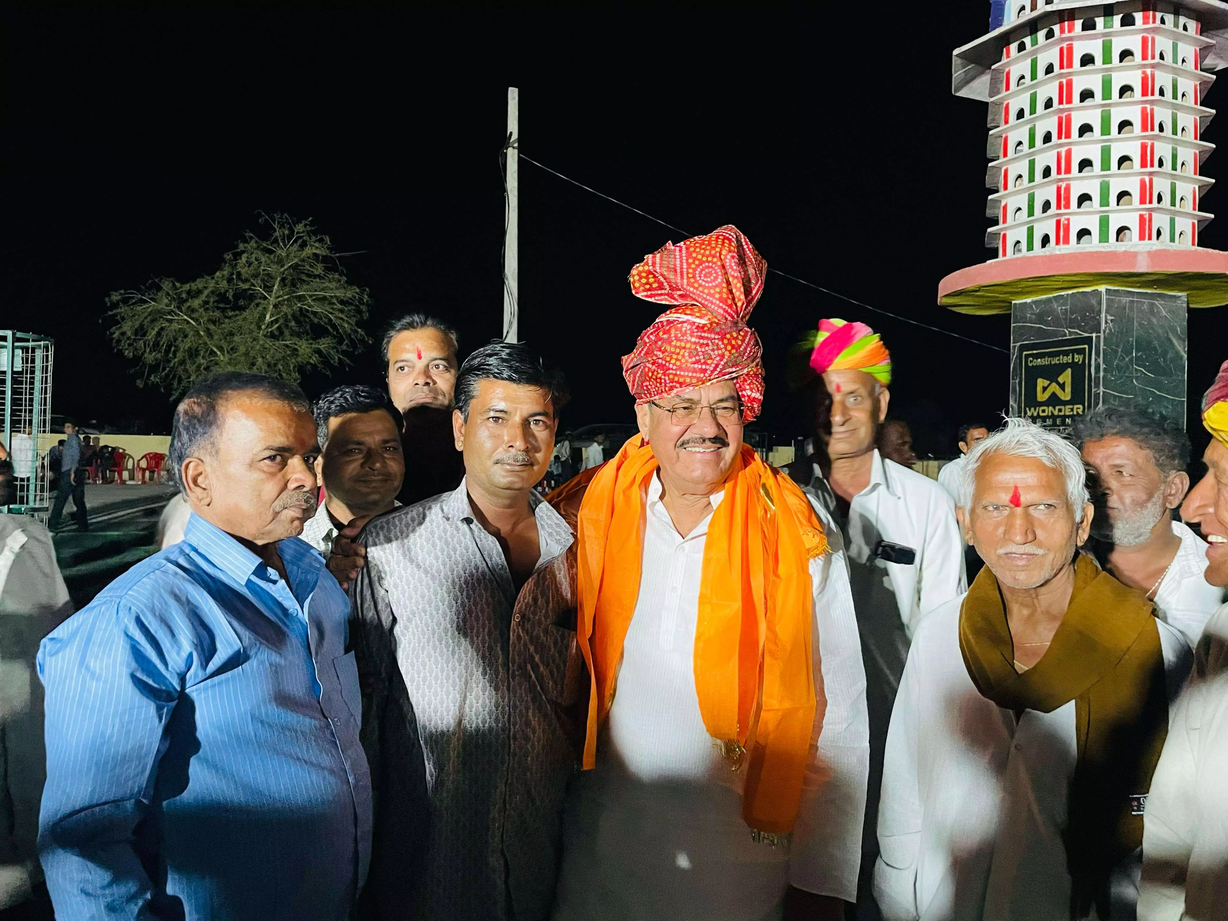 जय-जय-जय महावीर तुम्हारी, मां त्रिशला के नन्दन अवतारी... पर झुमें श्रोता जय-जय-जय महावीर तुम्हारी, मां त्रिशला के नन्दन अवतारी... पर झुमें श्रोता