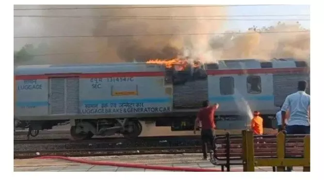 बीकानेर-बिलासपुर एक्सप्रेस के जनरेटर कोच में लगी आग लगी, यात्रियों में हड़कंप बीकानेर-बिलासपुर एक्सप्रेस के जनरेटर कोच में लगी आग लगी, यात्रियों में हड़कंप