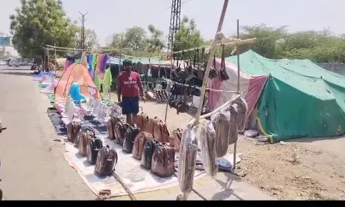 चौड़ी सड़कों पर सजी दुकानें, फुटपाथ होने लगे गायब