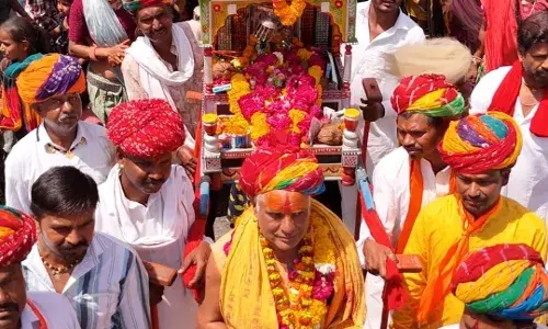 रामनवमी एवं कालिका माता के मूर्ति स्थापना पर निकाली भव्य कलश शोभायात्रा