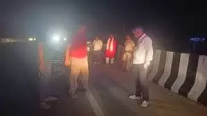 अज्ञात वाहन की टक्कर से दो बाइक सवारों की मौत अज्ञात वाहन की टक्कर से दो बाइक सवारों की मौत