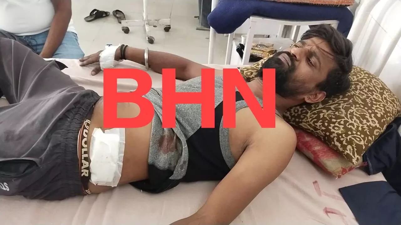 उधार दिये पैसे चुकाने के बहाने बुलाकर युवक को मारे चाकू, विरोध में बाजार बंद उधार दिये पैसे चुकाने के बहाने बुलाकर युवक को मारे चाकू, विरोध में बाजार बंद