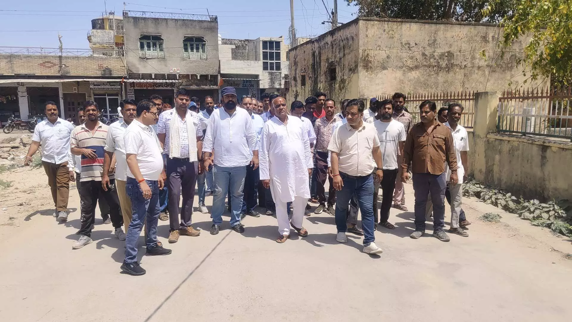 हमीरगढ़ कस्बे को फिर से ग्राम पंचायत बनाने की मांग,कस्बे की दुकाने बंद रखकर जताया विरोध हमीरगढ़ कस्बे को फिर से ग्राम पंचायत बनाने की मांग,कस्बे की दुकाने बंद रखकर जताया विरोध