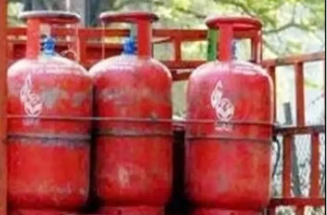 गैस सिलेंडर होगा 50 रुपए महंगा गैस सिलेंडर होगा 50 रुपए महंगा