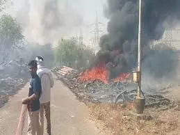 थर्मल प्लांट परिसर के 30 बीघा में लगी आग, कई इलाकों की बिजली हुई गुल थर्मल प्लांट परिसर के 30 बीघा में लगी आग, कई इलाकों की बिजली हुई गुल