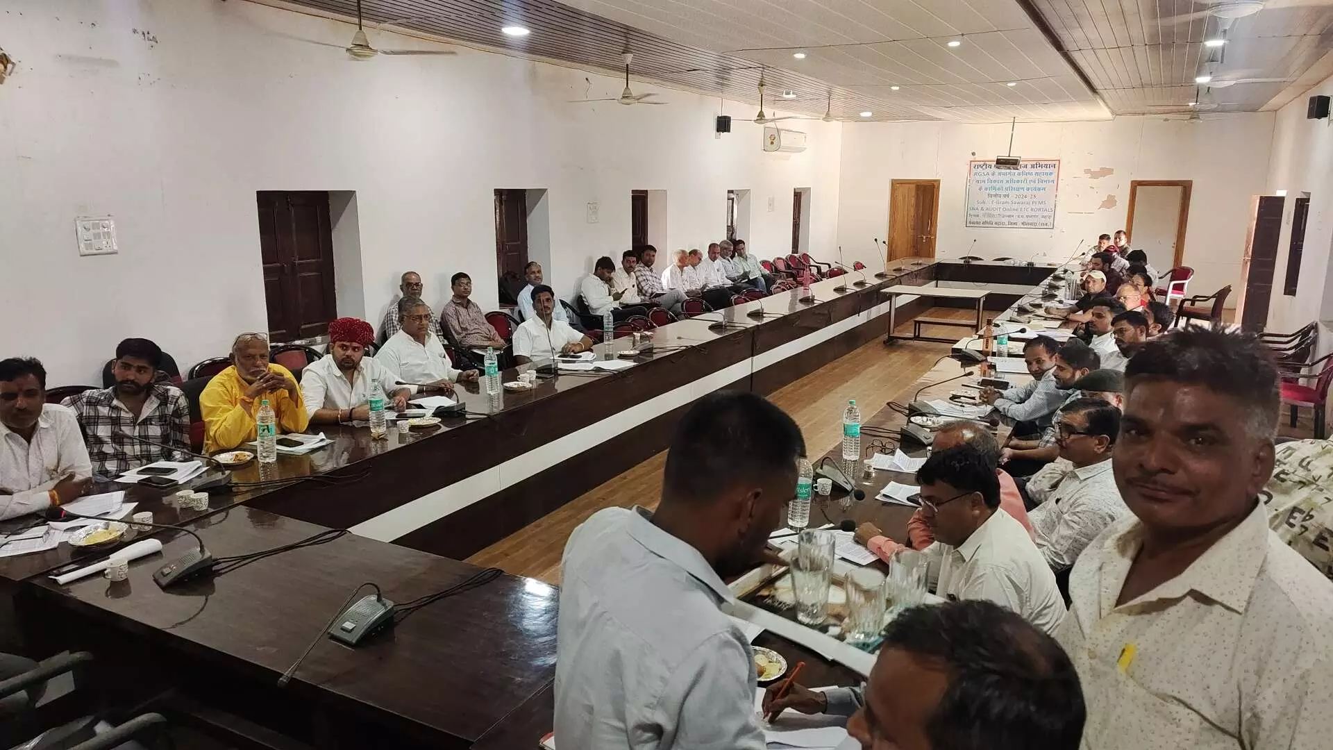 सहाड़ा पंचायत समिति की बैठक में बिजली विभाग को लेकर हुआ हंगामा जनप्रतिनिधियों ने लाइनमैन पर लगाया चौथ वसूली का खुला आरोप सहाड़ा पंचायत समिति की बैठक में बिजली विभाग को लेकर हुआ हंगामा जनप्रतिनिधियों ने लाइनमैन पर लगाया चौथ वसूली का खुला आरोप