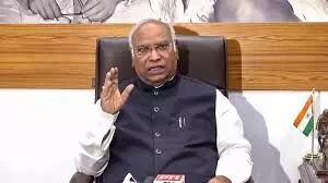 मोदी सरकार ने देश की स्वास्थ्य व्यवस्था को आईसीयू में पहुंचाया, खरगे का आरोप मोदी सरकार ने देश की स्वास्थ्य व्यवस्था को आईसीयू में पहुंचाया, खरगे का आरोप