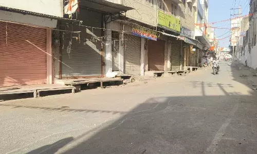 आसींद में दुकानदार पर चाकू से ताबड़तोड़ हमला, विरोध में बाजार बंद, प्रदर्शन आसींद में दुकानदार पर चाकू से ताबड़तोड़ हमला, विरोध में बाजार बंद, प्रदर्शन