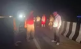 अज्ञात वाहन की टक्कर से दो बाइक सवारों की मौत अज्ञात वाहन की टक्कर से दो बाइक सवारों की मौत