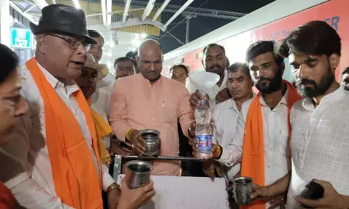 फिट चित्तौड़ क्लब ने रेलवे स्टेशन पर की जल सेवा