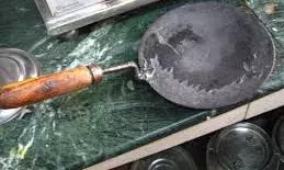 रसोई में इन बर्तनों को उल्टा रखने वाला हो जाता है गरीब, जीवनभर नहीं छूटता परेशानियों का दामन रसोई में इन बर्तनों को उल्टा रखने वाला हो जाता है गरीब, जीवनभर नहीं छूटता परेशानियों का दामन