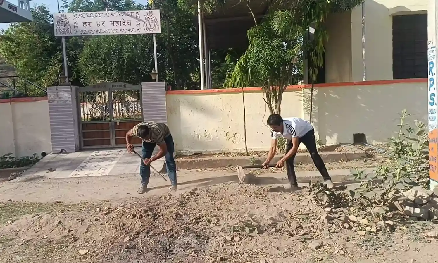 हनुमान जन्मोत्सव की तैयारी को लेकर वार्ड पंच और पुलिसकर्मी ने किया श्रमदान हनुमान जन्मोत्सव की तैयारी को लेकर वार्ड पंच और पुलिसकर्मी ने किया श्रमदान