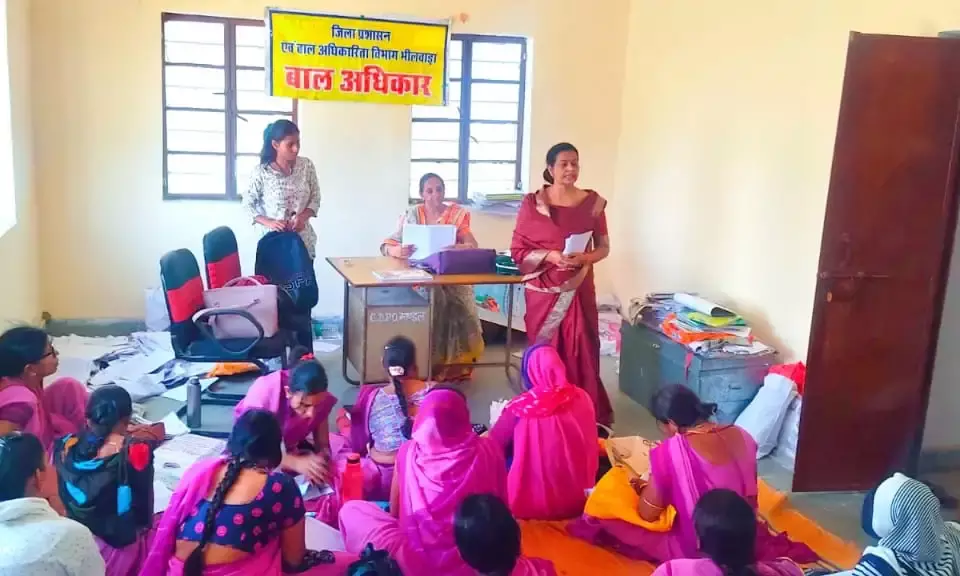 बाल विवाह पर शपथ और रैली के माध्यम से जागरूक किया बाल विवाह पर शपथ और रैली के माध्यम से जागरूक किया