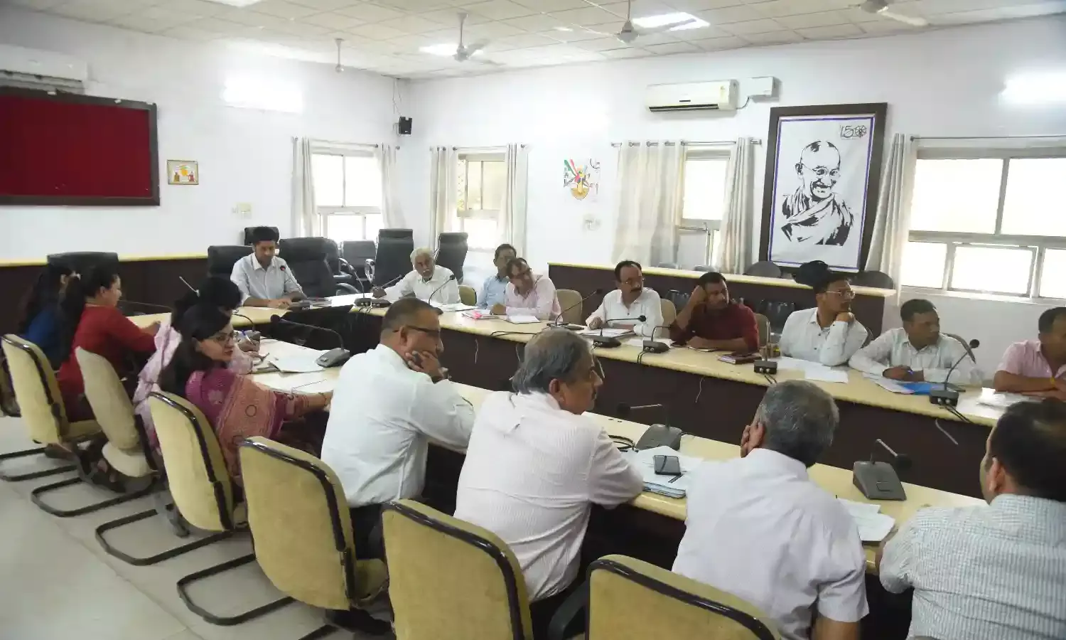 जिला कलक्टर ने ली अधिकारियों की बैठक