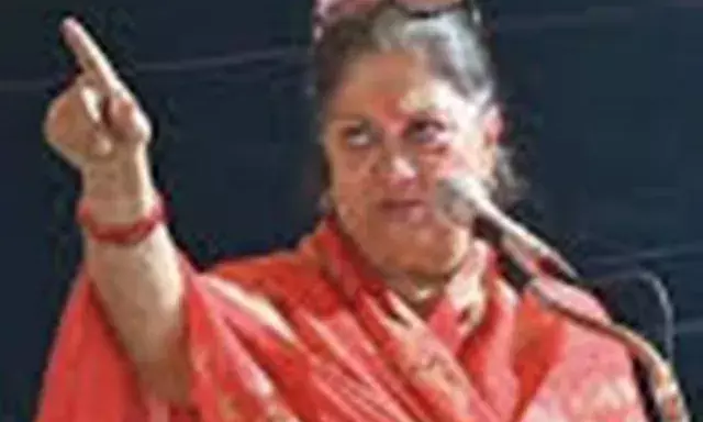पानी की समस्या पर राजे ने कहा अफसर सो रहें हैं...लोग रो रहें हैं; पानी की समस्या पर राजे ने कहा अफसर सो रहें हैं...लोग रो रहें हैं;