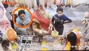 ठाकुरजी की मूर्ति चोरी करते महिला की शर्मनाक हरकत सीसीटीवी में हुई कैद