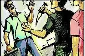 चाकू की नोंक पर फैक्ट्री मालिक से लूटे 3.83 लाख, दिनदहाड़े किया हमला चाकू की नोंक पर फैक्ट्री मालिक से लूटे 3.83 लाख, दिनदहाड़े किया हमला
