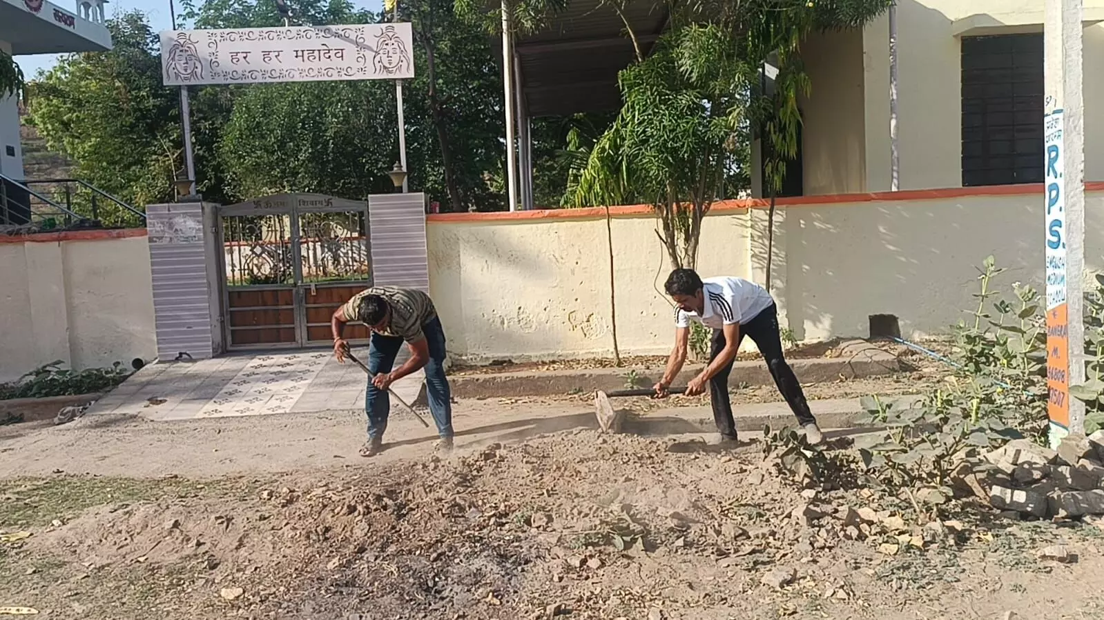 हनुमान जन्मोत्सव की तैयारी को लेकर वार्ड पंच और पुलिसकर्मी ने किया श्रमदान हनुमान जन्मोत्सव की तैयारी को लेकर वार्ड पंच और पुलिसकर्मी ने किया श्रमदान